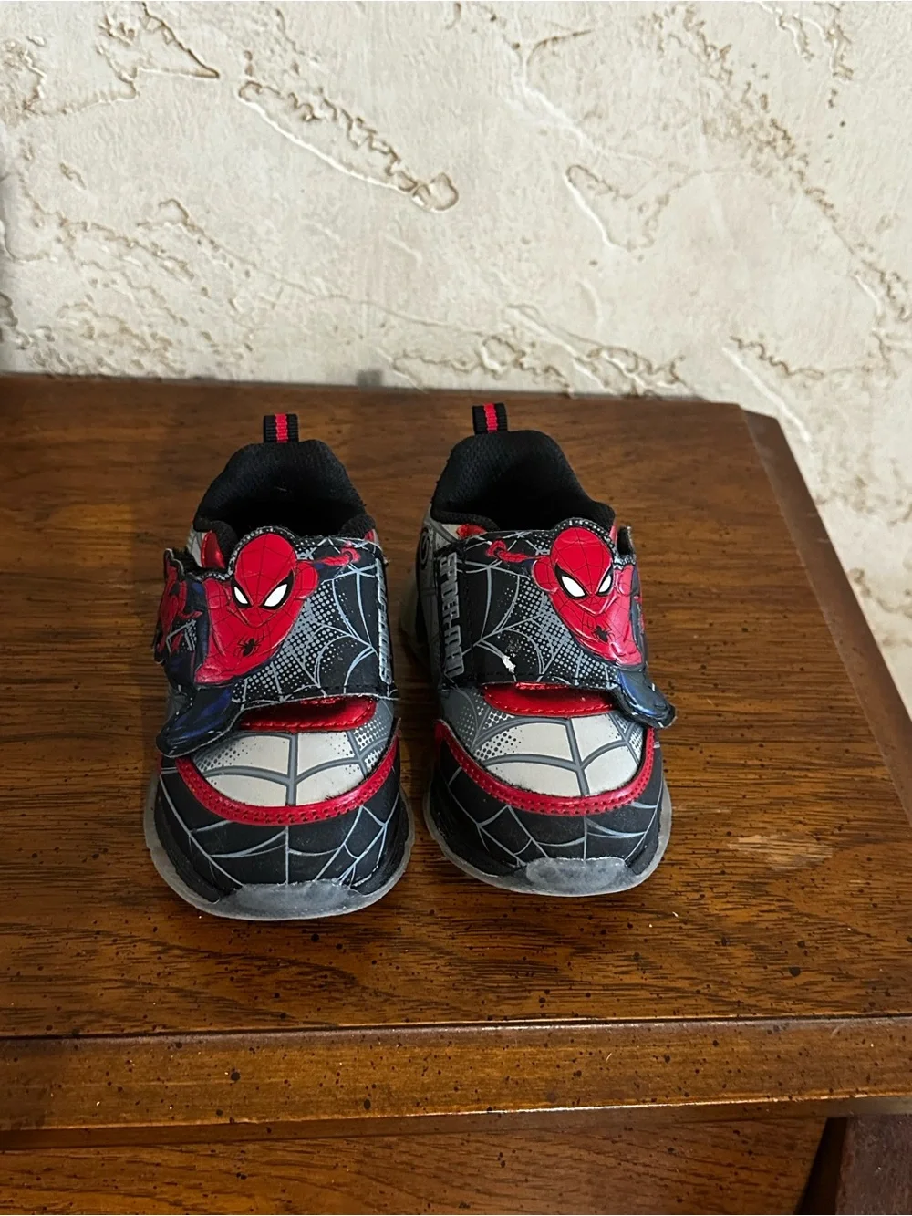 Marvel SpiderMan Toddler Athletic Light-Up Sneakers with Hook & Loop Strap sz 5